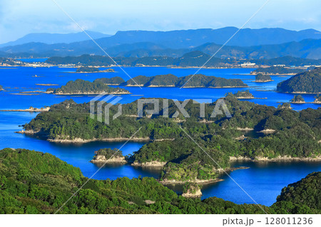 【長崎県】晴天下の九十九島（佐世保 九十九島 観光公園） 128011236
