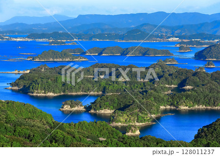 【長崎県】晴天下の九十九島(佐世保 九十九島 観光公園) 【長崎県】晴天下の九十九島(佐世保 九十九島 観光公園) 128011237