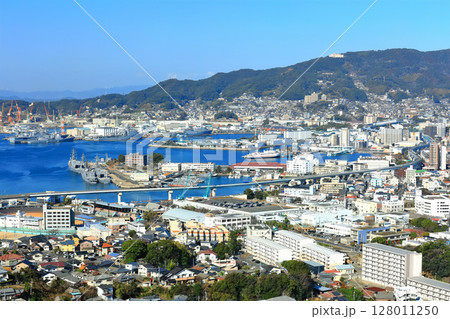 【長崎県】天神山展望台から見た快晴の佐世保港 128011250