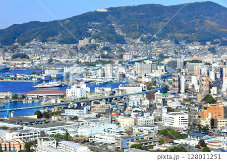 【長崎県】天神山展望台から見た快晴の佐世保港 128011251