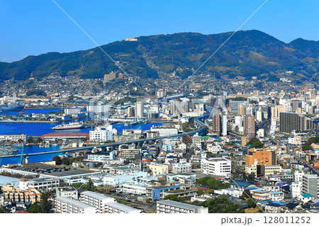 【長崎県】天神山展望台から見た快晴の佐世保港 128011252