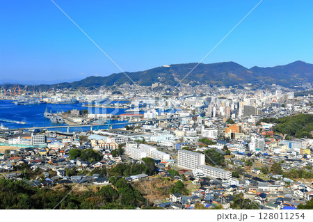 【長崎県】天神山展望台から見た快晴の佐世保港 128011254