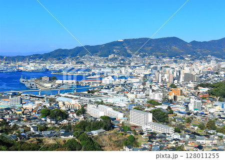 【長崎県】天神山展望台から見た快晴の佐世保港 128011255