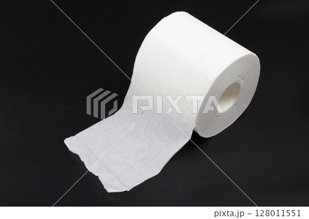 真っ白なトイレットペーパー 真っ白なトイレットペーパー 128011551