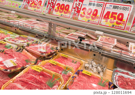大好きなお肉屋さん 128011694