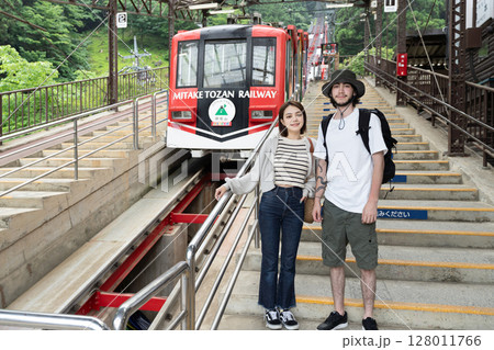 ケーブルカーに乗るインバウンドのカップル 128011766