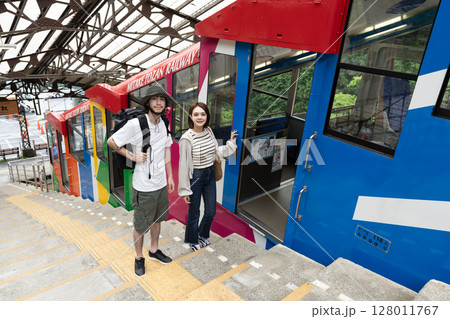 ケーブルカーに乗るインバウンドのカップル 128011767