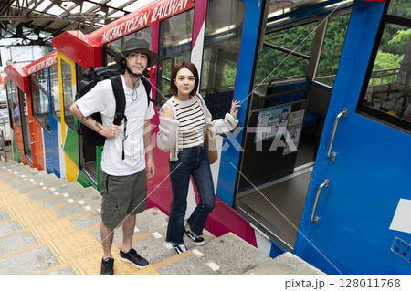 ケーブルカーに乗るインバウンドのカップル 128011768