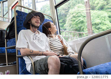 ケーブルカーに乗るインバウンドのカップル 128011775