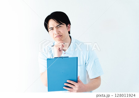 ファイルを持つ介護職の男性 128011924