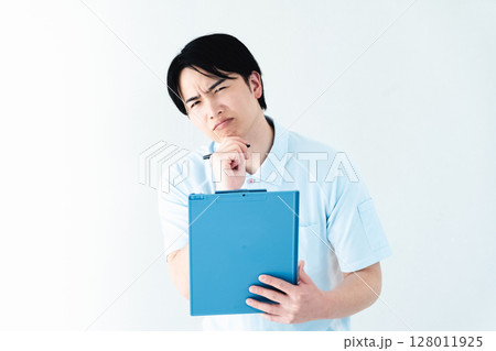 ファイルを持つ介護職の男性 128011925