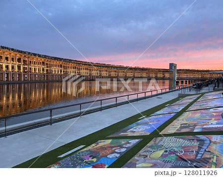 夕焼けの空と万博の木造の建物の大リング 128011926
