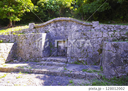 沖縄中城村にある護佐丸の亀甲墓 沖縄中城村にある護佐丸の亀甲墓 128012002