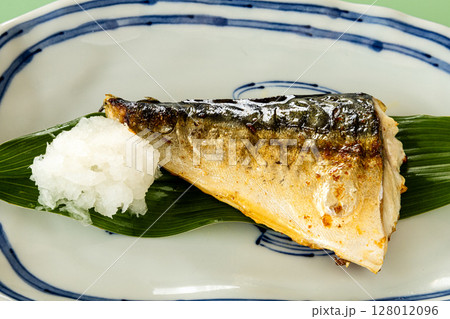 家庭料理の定番である鯖の塩焼き 128012096