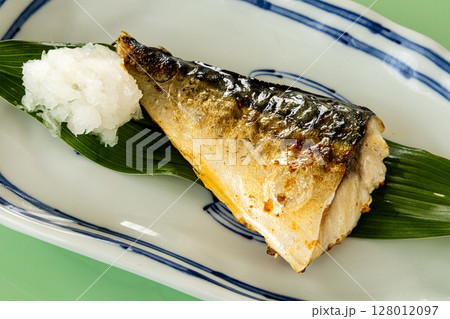 家庭料理の定番である鯖の塩焼き 家庭料理の定番である鯖の塩焼き 128012097