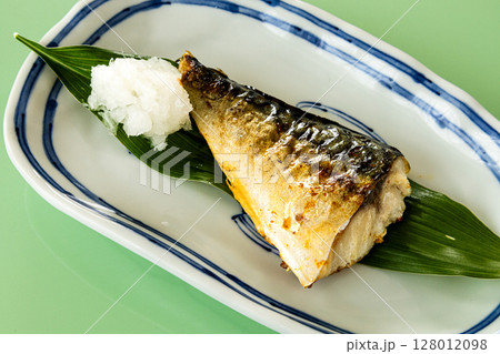 家庭料理の定番である鯖の塩焼き 家庭料理の定番である鯖の塩焼き 128012098