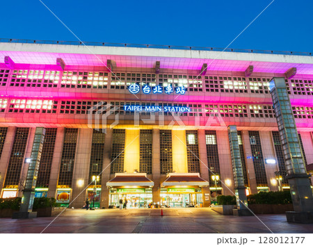 台湾　夜の台北駅 128012177