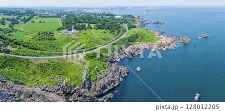 「青森県」初夏の美しい種差海岸沿いを空撮 128012205