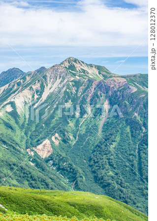 双六岳から見る鷲羽岳　北アルプス双六岳三俣蓮華岳登山 128012370