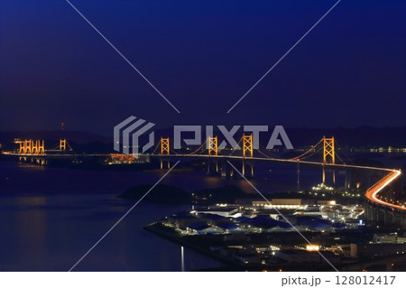 【香川県】夜の青ノ山展望台から見た瀬戸大橋とその町並み(ライトアップされた瀬戸大橋) 【香川県】夜の青ノ山展望台から見た瀬戸大橋とその町並み(ライトアップされた瀬戸大橋) 128012417