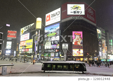 冬の札幌 夜のすすきの交差点 冬の札幌 夜のすすきの交差点 128012448