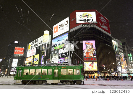 冬の札幌 夜のすすきの交差点 冬の札幌 夜のすすきの交差点 128012450