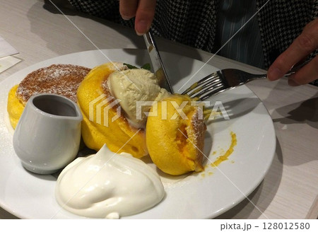 低温調理でボリュームのあるパンケーキ 128012580