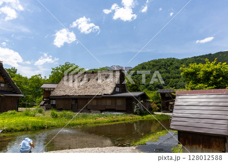 夏の白川郷の合掌造り集落と水辺の美しい風景 夏の白川郷の合掌造り集落と水辺の美しい風景 128012588
