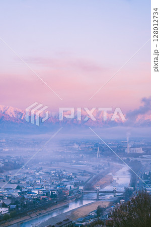 朝日を浴びる北アルプスと朝霧が立ち込める松本盆地【城山公園展望台より撮影】 128012734