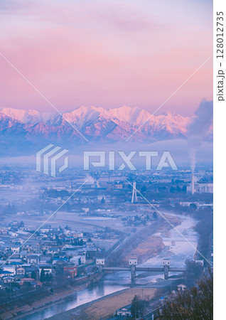 朝日を浴びる北アルプスと朝霧が立ち込める松本盆地【城山公園展望台より撮影】 128012735