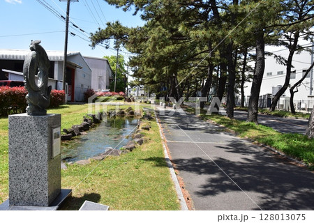 愛知県　知立の松並木と側道と池 128013075