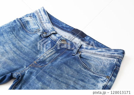 白背景にデニムパンツ 128013171