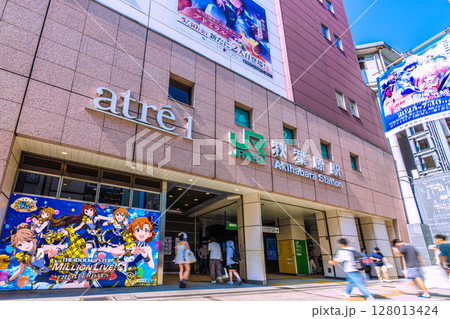 日本の東京都市景観7月。インバウンド続く…外国人観光客らで賑わう秋葉原＝3日 128013424