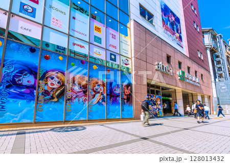 日本の東京都市景観7月。インバウンド続く…外国人観光客らで賑わう秋葉原=3日 日本の東京都市景観7月。インバウンド続く…外国人観光客らで賑わう秋葉原=3日 128013432