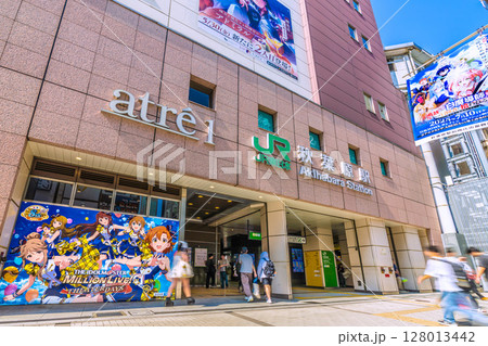日本の東京都市景観7月。インバウンド続く…外国人観光客らで賑わう秋葉原＝3日 128013442