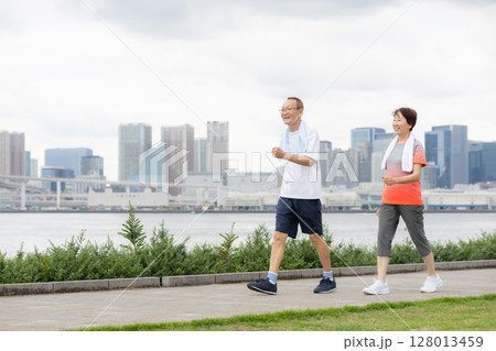運動をするシニア男女 128013459