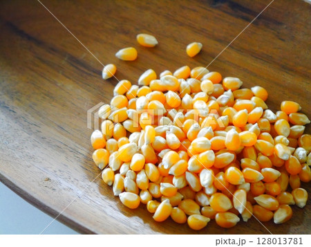 ポップコーン　とうもろこし 128013781