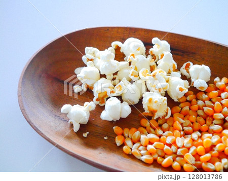 ポップコーン　とうもろこし 128013786