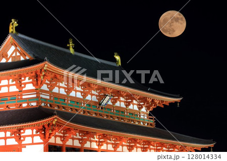 満月と大極殿 128014334