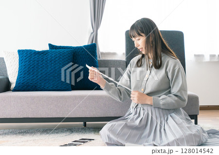 エコー写真を見て赤ちゃんが生まれてくるのを楽しみにしている妊婦 128014542