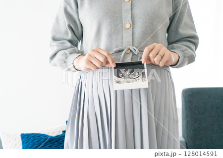 エコー写真を持った妊婦のポートレイト エコー写真を持った妊婦のポートレイト 128014591