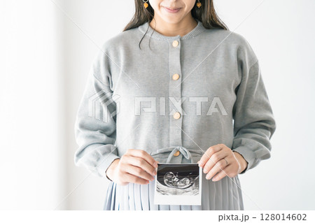 エコー写真を持った妊婦のポートレイト 128014602