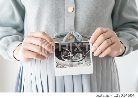 エコー写真を持った妊婦のポートレイト エコー写真を持った妊婦のポートレイト 128014604
