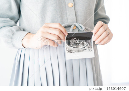 エコー写真を持った妊婦のポートレイト エコー写真を持った妊婦のポートレイト 128014607