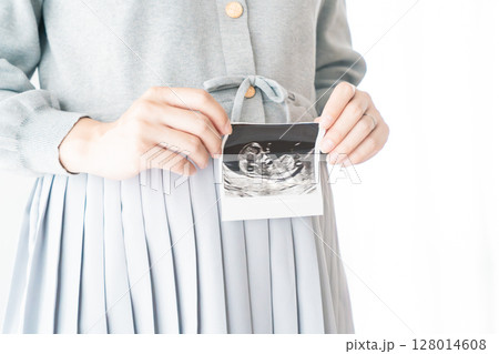 エコー写真を持った妊婦のポートレイト 128014608