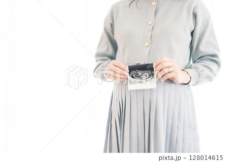 エコー写真を持った妊婦のポートレイト エコー写真を持った妊婦のポートレイト 128014615