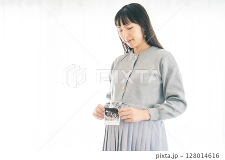 エコー写真を持った妊婦のポートレイト エコー写真を持った妊婦のポートレイト 128014616