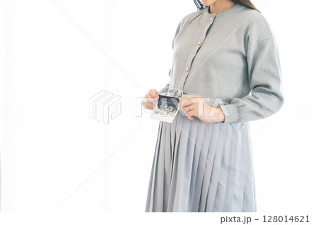 エコー写真を持った妊婦のポートレイト エコー写真を持った妊婦のポートレイト 128014621
