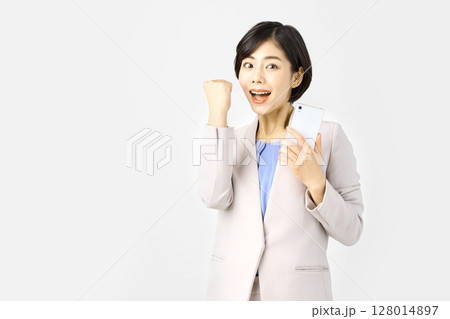 ガッツポーズする笑顔のビジネスウーマン ガッツポーズする笑顔のビジネスウーマン 128014897