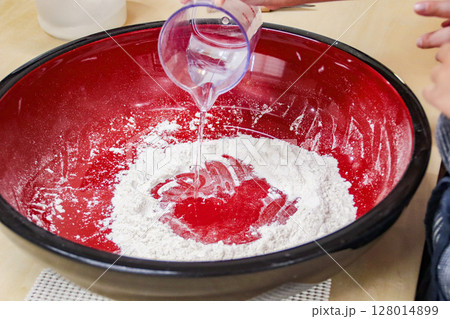 蕎麦粉に水を入れる 蕎麦粉に水を入れる 128014899